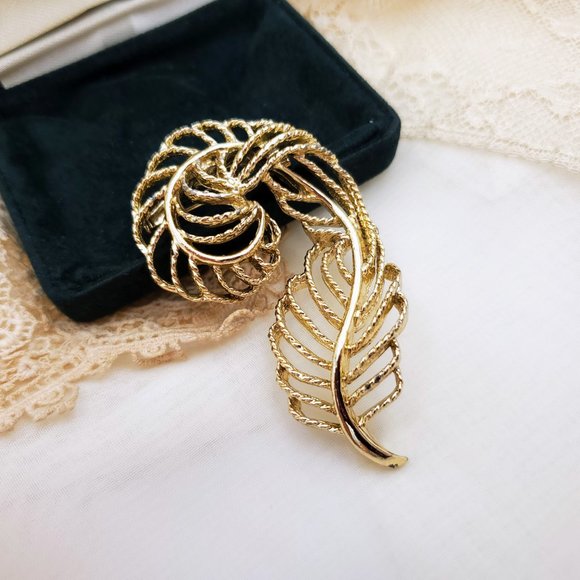Vintage Gerry's Large Gold Feather Brooch, Dark academia feather pin, Scarf pin - Picture 6 of 9